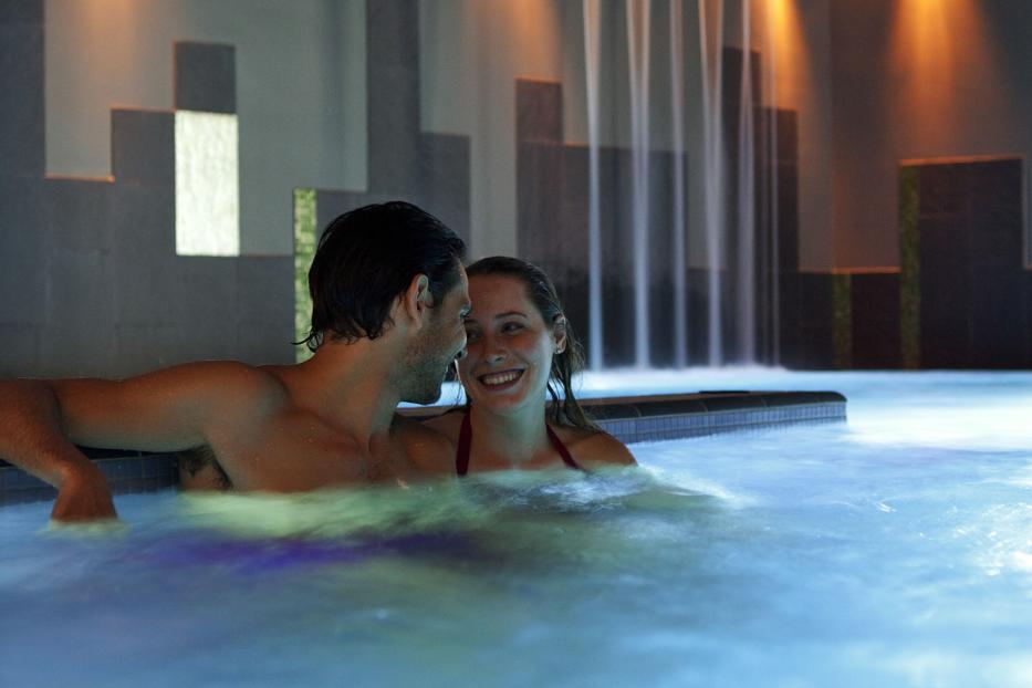 Ultrakurzurlaub gefällig? Wer sich anlässlich des Valentinstags nur eine kleine Auszeit nehmen möchte, entspannt an diesem Wochenende am besten mit dem Premiumangebot der Therme Wien, dem „Relax! Tagesurlaub“. Das Rundum-Paket bietet einen gesonderten Check-In ohne Anstellen, eine eigene Relax-Lounge im Innen- und Außenbereich der Therme Wien sowie zahlreiche Serviceleistungen, die im Preis enthalten sind.