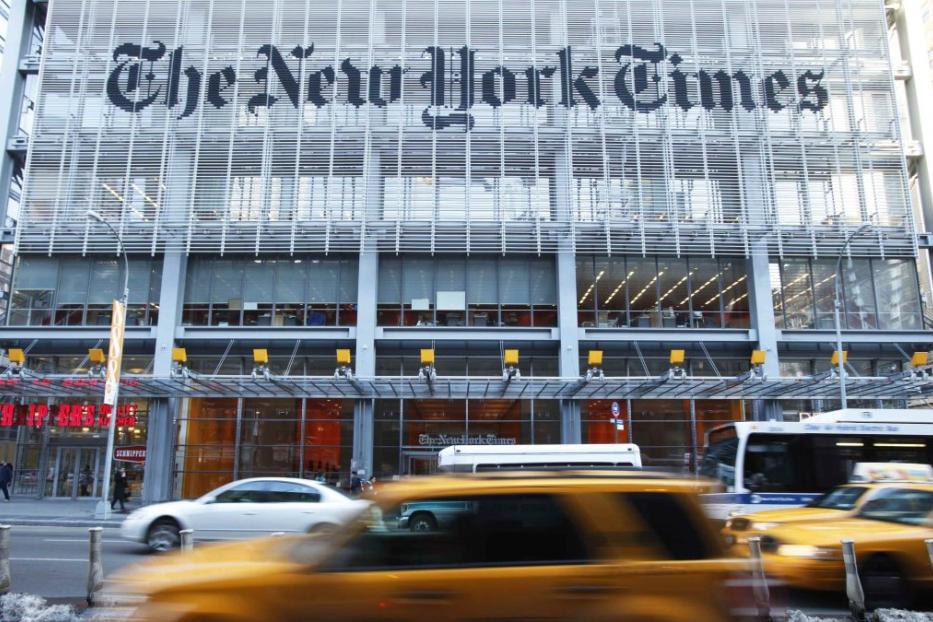 Das Gebäude der „New York Times“ in New York City mit gelben Taxis im Vordergrund.