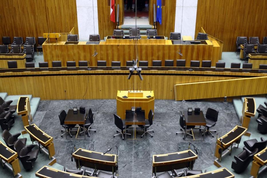 Blick in den leeren Plenarsaal des österreichischen Parlaments.
