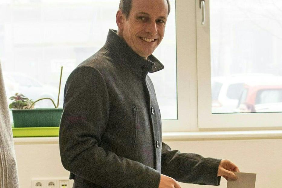 Dieter Egger bei der Stimmabgabe