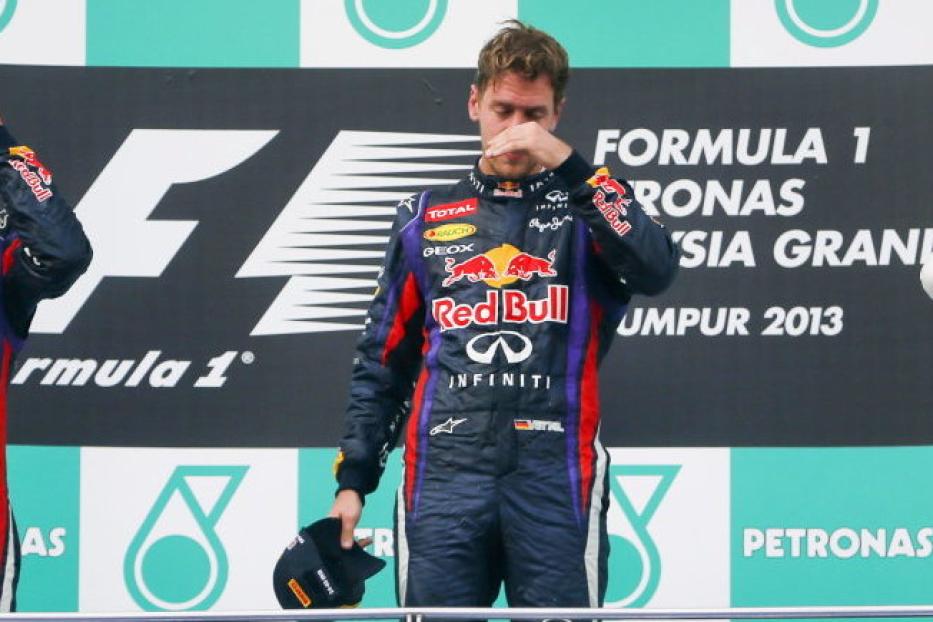 Sebastian Vettel und andere Formel-1-Fahrer stehen auf dem Podium des Großen Preises von Malaysia 2013.