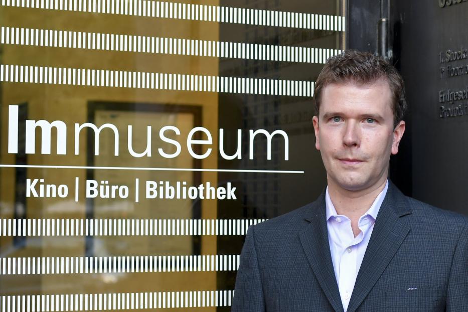 ABD0152_20170828 - WIEN - ÖSTERREICH: Der designierte Filmmuseum-Direktor Michael Loebenstein am Montag, 28. August 2017, im Rahmen der Saisoneröffnung mit dem Film &quot;Sherlock Jr. (1924)&quot; im Filmmuseum in Wien... - FOTO: APA/HERBERT NEUBAUER