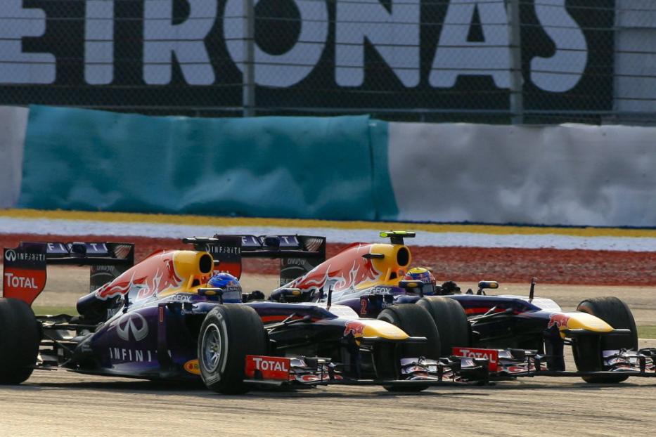 Zwei Formel-1-Autos von Red Bull rasen auf einer Rennstrecke nebeneinander her.