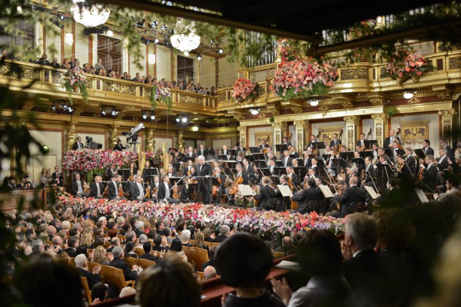 Der ORF lieferte mit Kamerafahrten durch den Goldenen Saal des Musikvereins wieder wunderschöne Bilder.