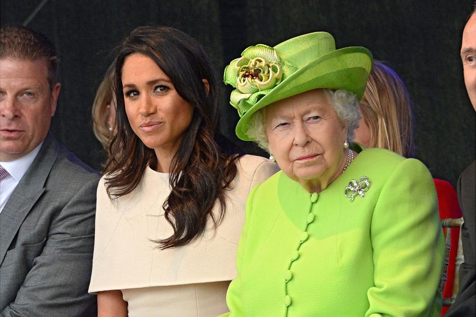 Meghan Markle und Königin Elisabeth II. sitzen nebeneinander.