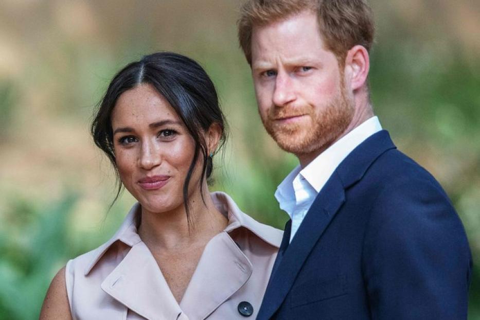 Meghan Markle und Prinz Harry posieren für ein Foto.