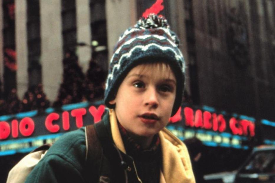 Macaulay Culkin als Kevin McCallister vor dem Radio City Music Hall in „Kevin – Allein in New York“.