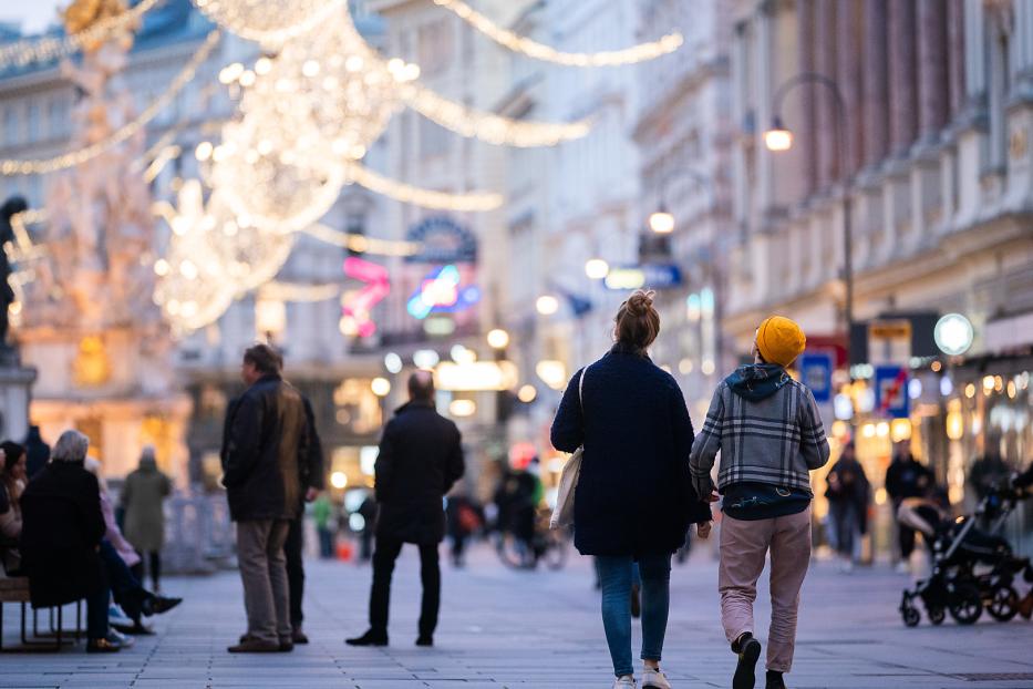 Einkaufsstraßen sind vor Weihnachten gut besucht.