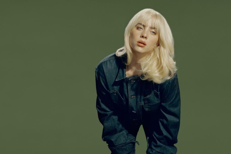 Sängerin Billie Eilish vor einem grünen Hintergrund. 