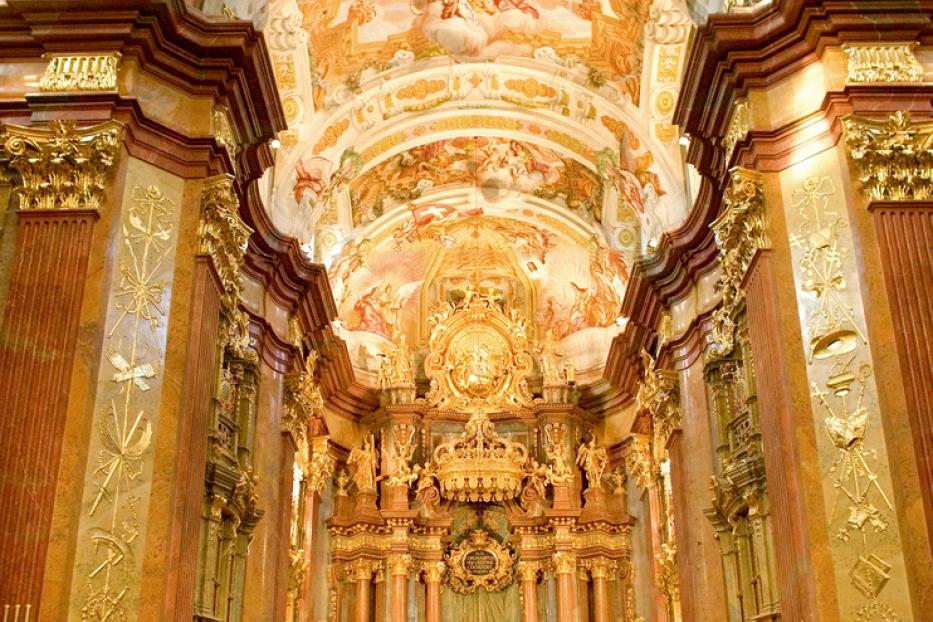 Ein Chor singt in der Stiftskirche Melk vor einem reich verzierten Altar.