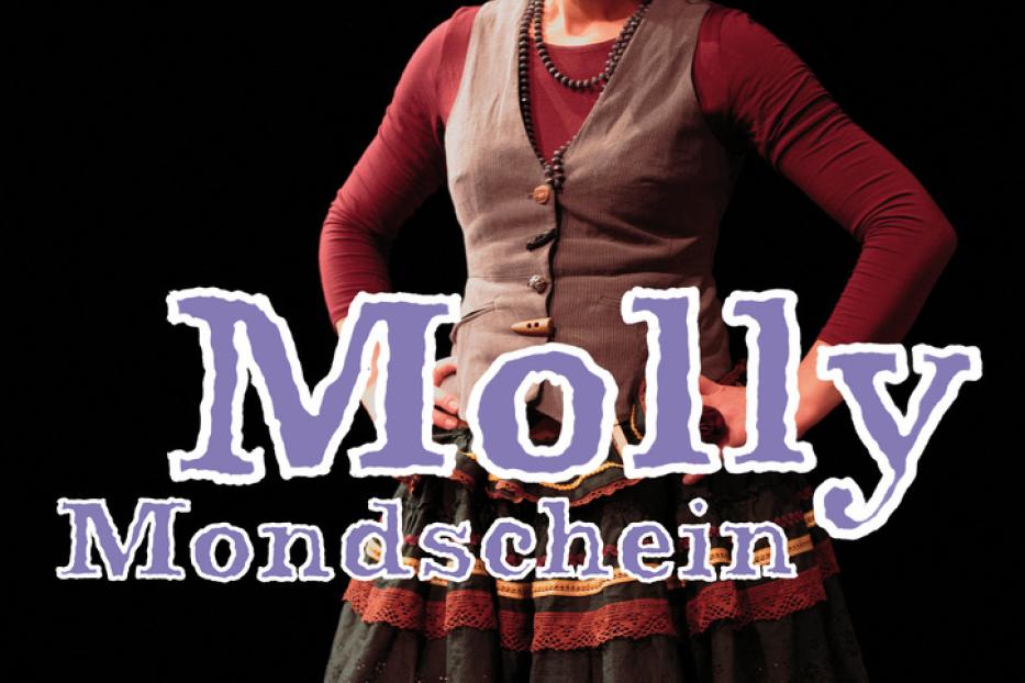 Eine lächelnde Schauspielerin in dem Stück „Molly Mondschein“ des Theaters des Kindes.