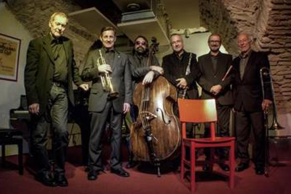 Die Royal Garden Jazzband posiert mit ihren Instrumenten für ein Gruppenfoto.
