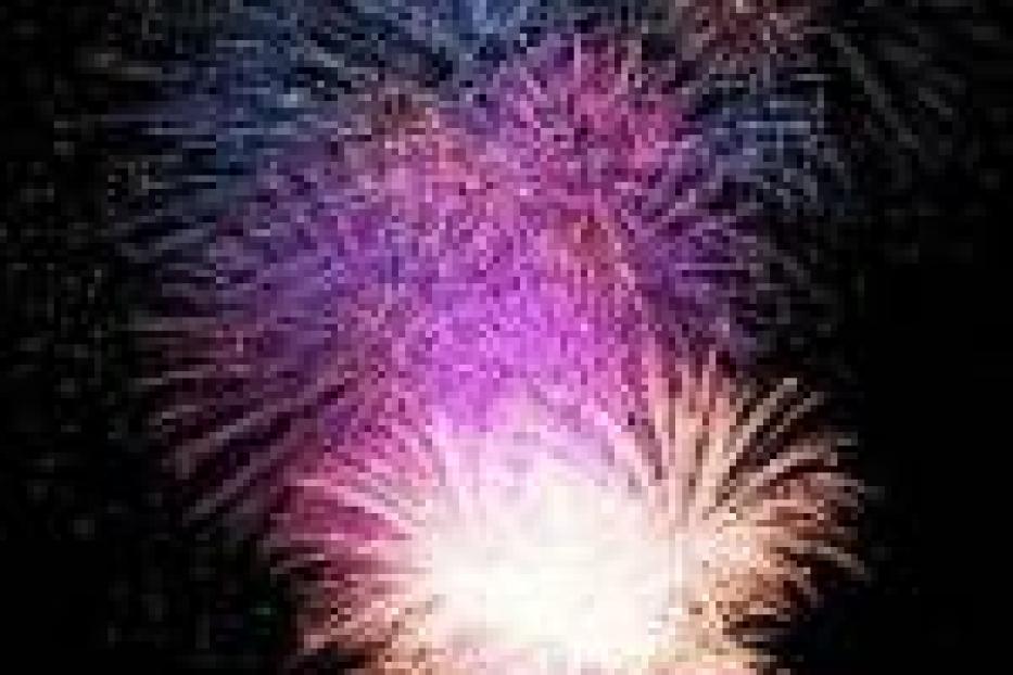 Ein farbenfrohes Feuerwerk erhellt den Nachthimmel.
