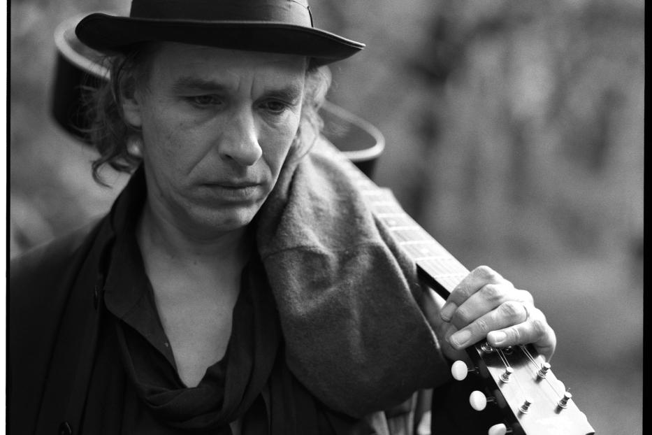 Ernst Molden mit Gitarre in Schwarzweiß-Fotografie.