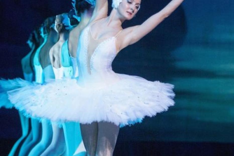 Eine Ballerina tanzt als Schwan im Ballett „Schwanensee“.