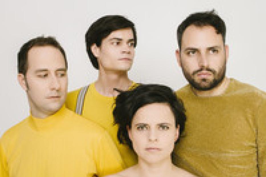 Die Band Donauwellenreiter posiert vor einem weißen Hintergrund.