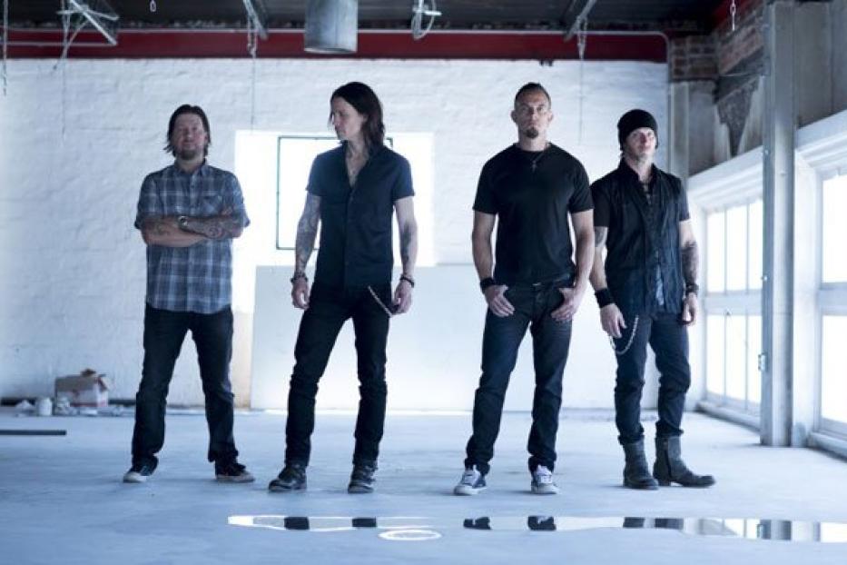 Die Band Alter Bridge steht in einer Halle für ein Konzert in Wien bereit.