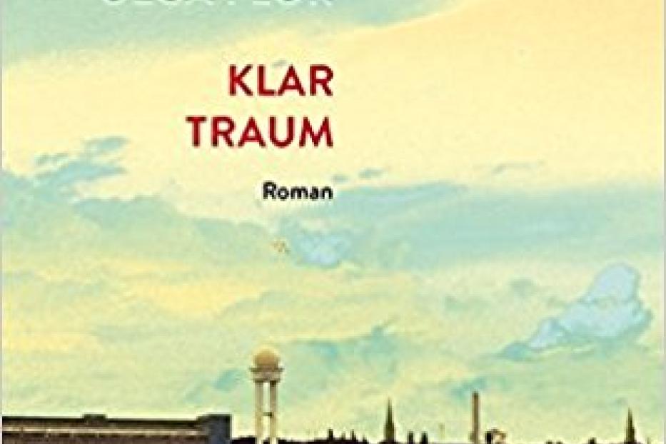 Das Cover des Romans „Klar Traum“ von Olga Flor zeigt eine Landschaft mit einem Gleitschirm am Himmel.