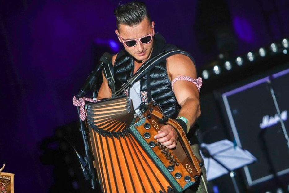 Andreas Gabalier spielt auf der Bühne ein Akkordeon.