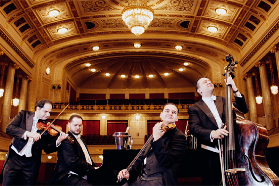 Das Janoska Ensemble spielt in einem Konzertsaal.