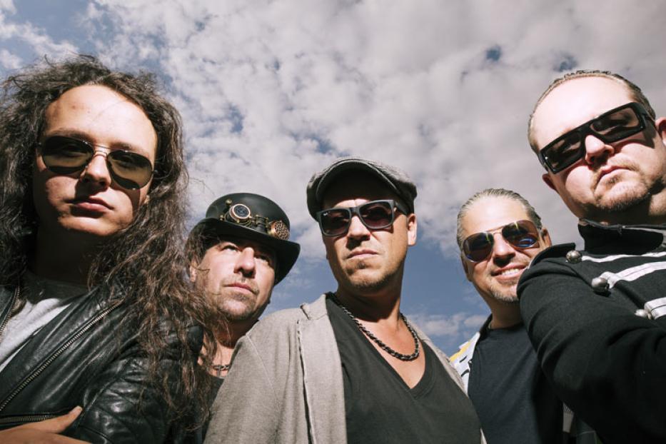 Die Band Wiener Wahnsinn posiert vor einem Himmel mit Wolken.