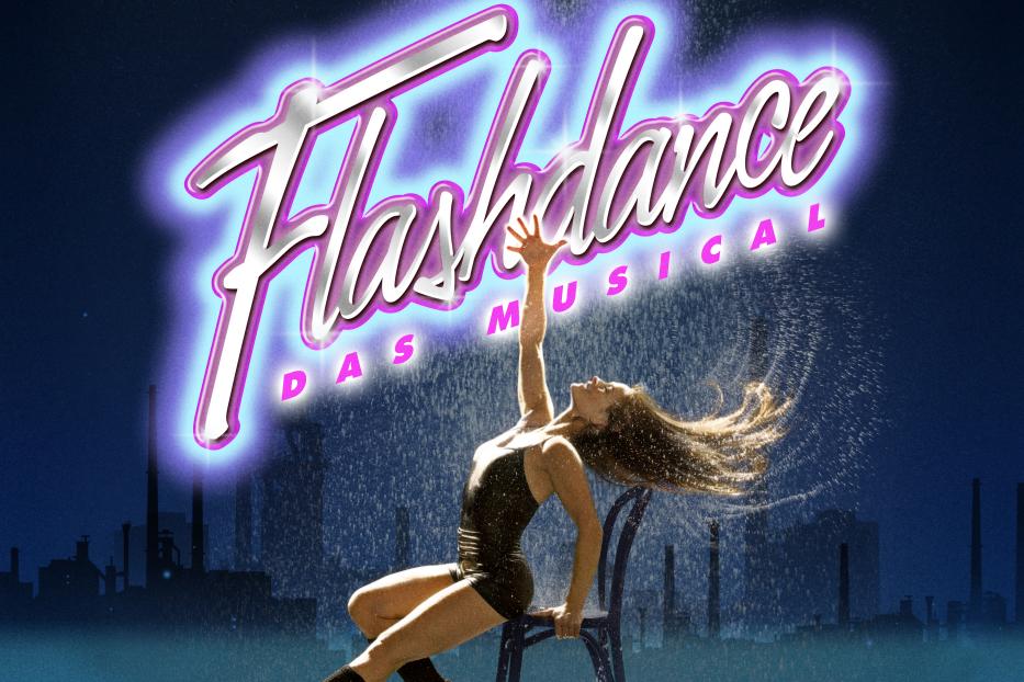 Werbeplakat für „Flashdance – Das Musical“ mit einer Tänzerin im Regen.