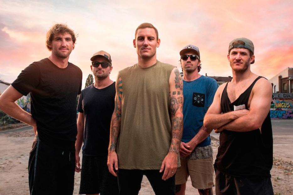 Die australische Metalcore-Band Parkway Drive posiert vor einem Graffiti-Hintergrund.