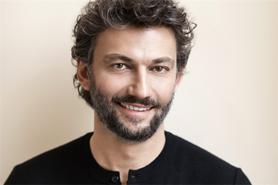 Porträt des lächelnden Opernsängers Jonas Kaufmann.
