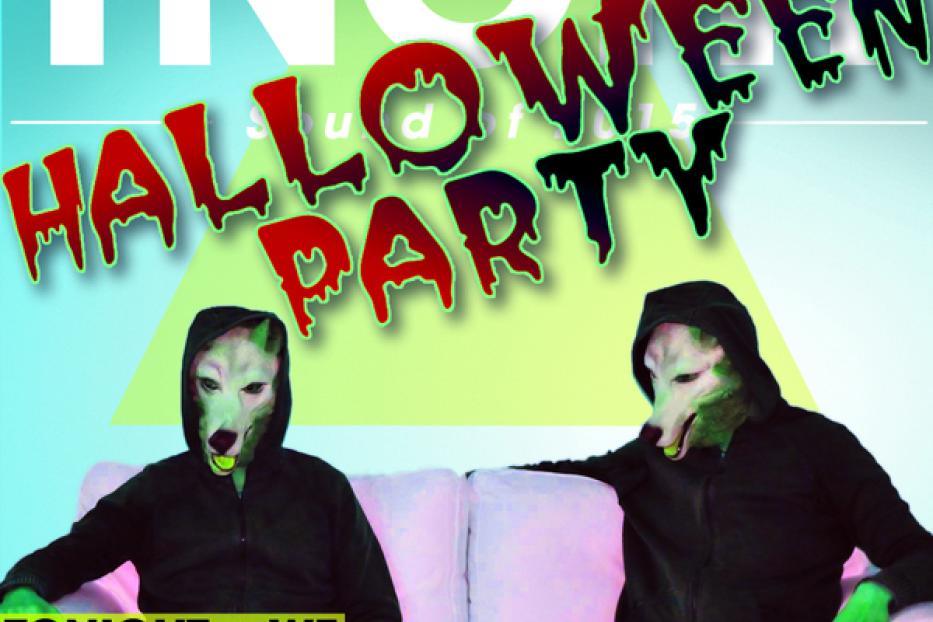 Zwei Personen mit Wolfsmasken auf einer Couch vor dem Hintergrund einer Halloween-Party-Ankündigung.