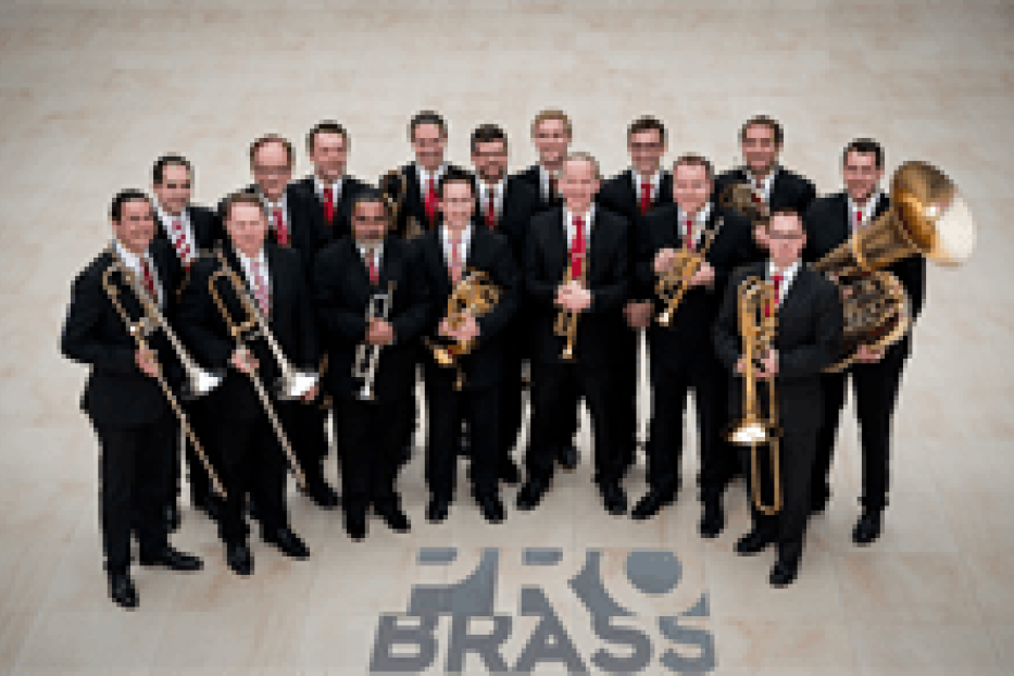 Das Blechbläserensemble Pro Brass posiert mit ihren Instrumenten für ein Gruppenfoto.