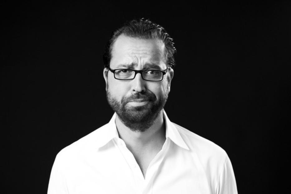 Ein Mann mit Brille und Bart blickt besorgt in die Kamera.
