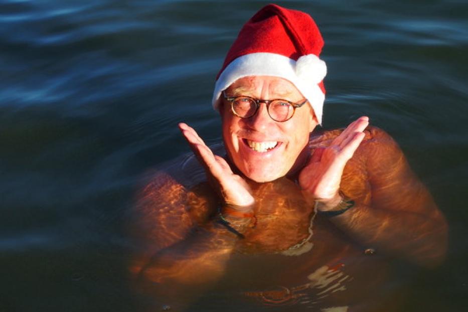 Herbert Steinböck mit Weihnachtsmütze im Wasser.