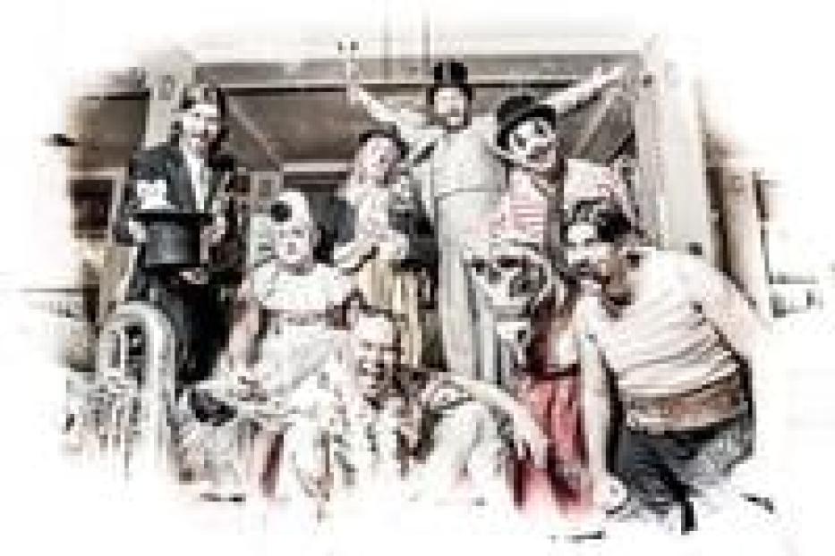 Eine Gruppe von Clowns posiert für ein Gruppenfoto.