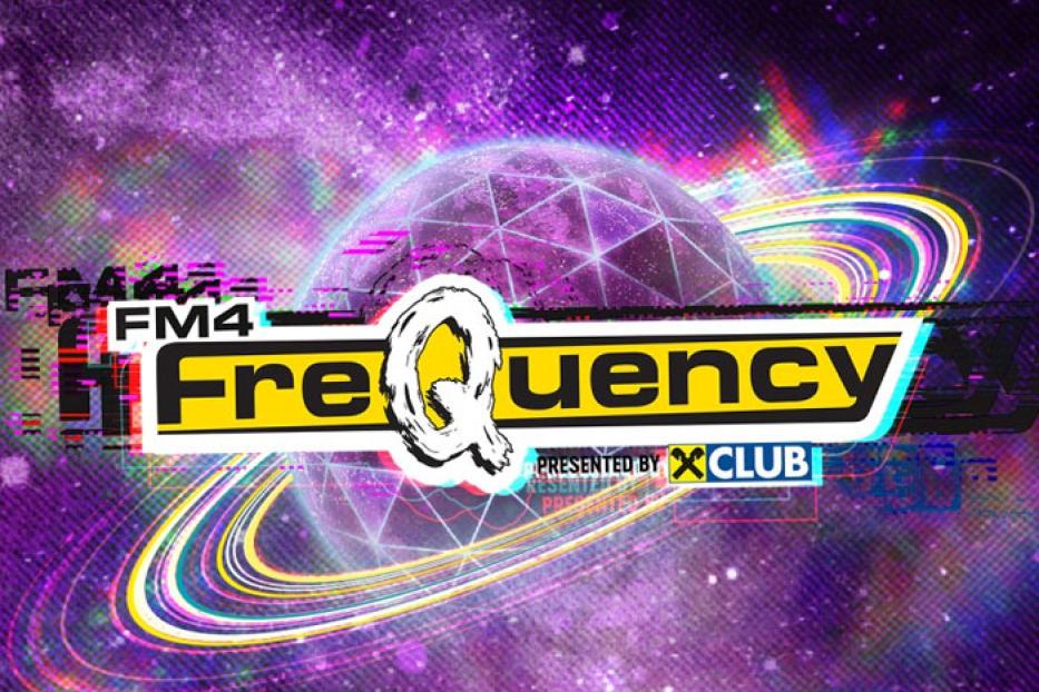 Das Logo für „FM4 Frequency“ vor einem futuristischen, violetten Hintergrund mit einem Planeten.