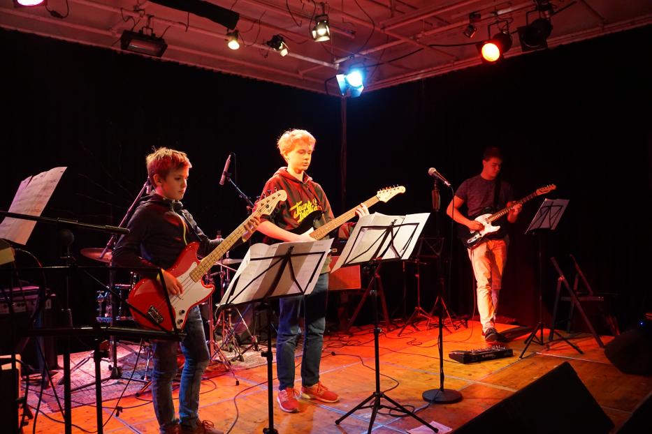 Eine Jugendband spielt auf einer Bühne in Tulln Gitarre und Bass.