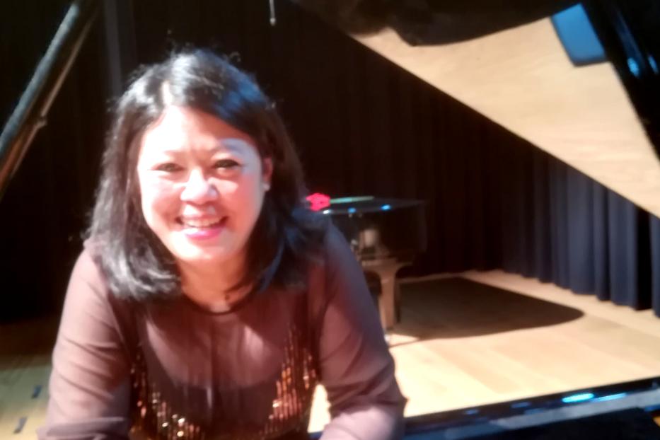 Aima Maria Labra Makk lächelt am Klavier.