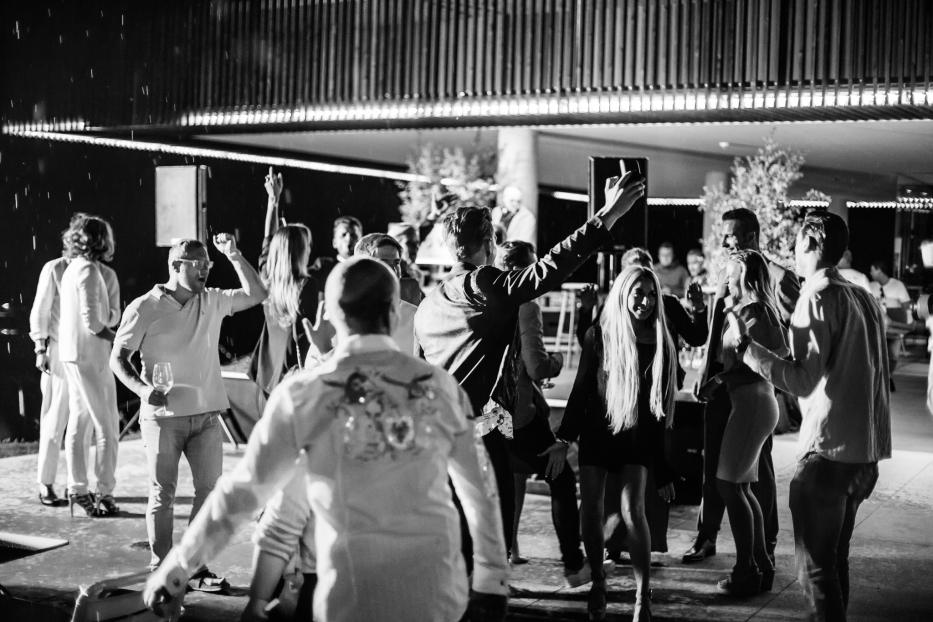Eine Gruppe von Menschen feiert auf einer Party im Freien.