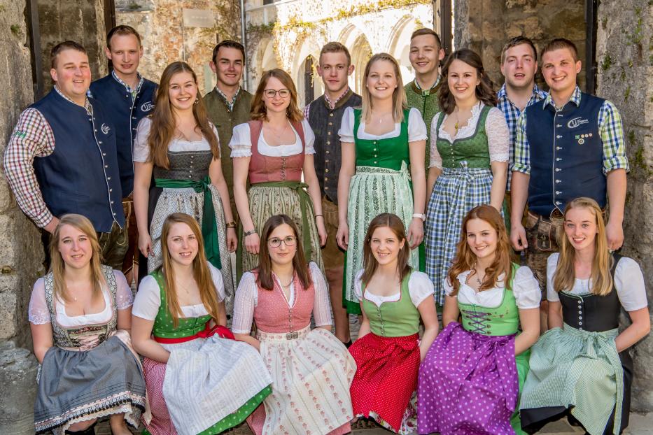 Eine Gruppe junger Menschen in Tracht posiert für ein Foto.