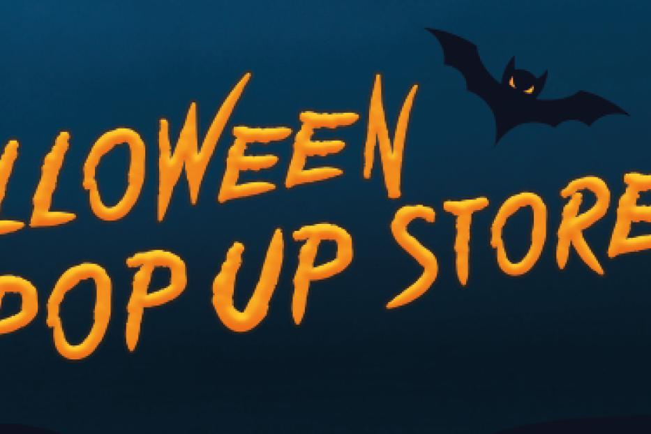Eine Halloween-Szene mit einem Spukhaus, Fledermäusen, einer Vogelscheuche und dem Text „Halloween Pop Up Store“.