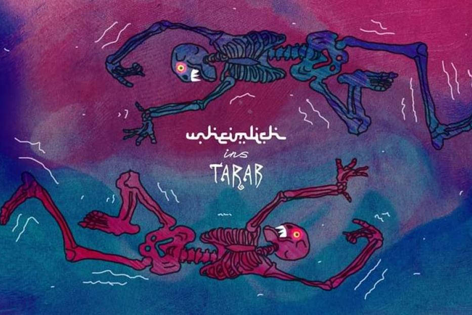 Zwei stilisierte Skelette schwimmen in einem psychedelischen Ozean mit dem Schriftzug „unheimlich ins Tarab“.