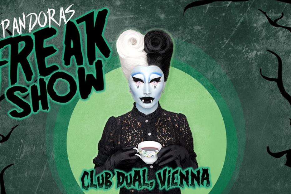 Ein Dragqueen-Künstler mit schwarz-weißen Haaren hält eine Tasse bei „Pandoras Freak Show“ im Club Dual Vienna.
