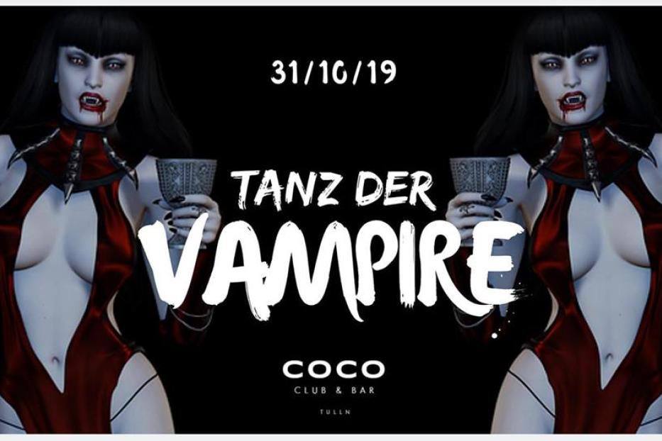 Zwei Vampirfrauen mit blutverschmierten Mündern halten Kelche für die „Tanz der Vampire“-Halloweenparty.