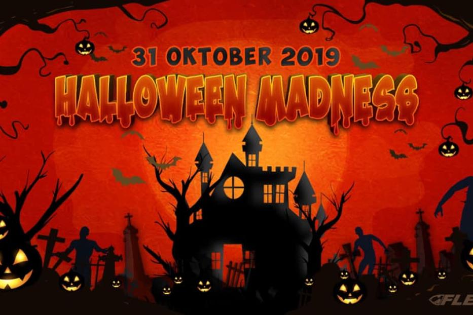 Eine Halloween-Szene mit einem Spukhaus, Kürbissen und Zombies vor einem roten Vollmond am 31. Oktober 2019.