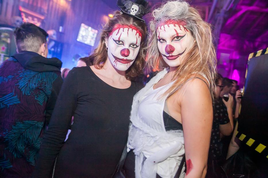 Zwei Frauen mit gruseliger Clown-Schminke posieren für ein Foto.
