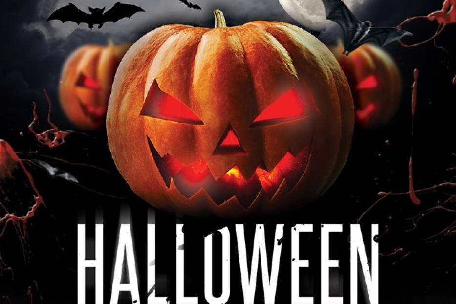 Ein Halloween-Party-Flyer mit Kürbissen, Fledermäusen und dem Vollmond.
