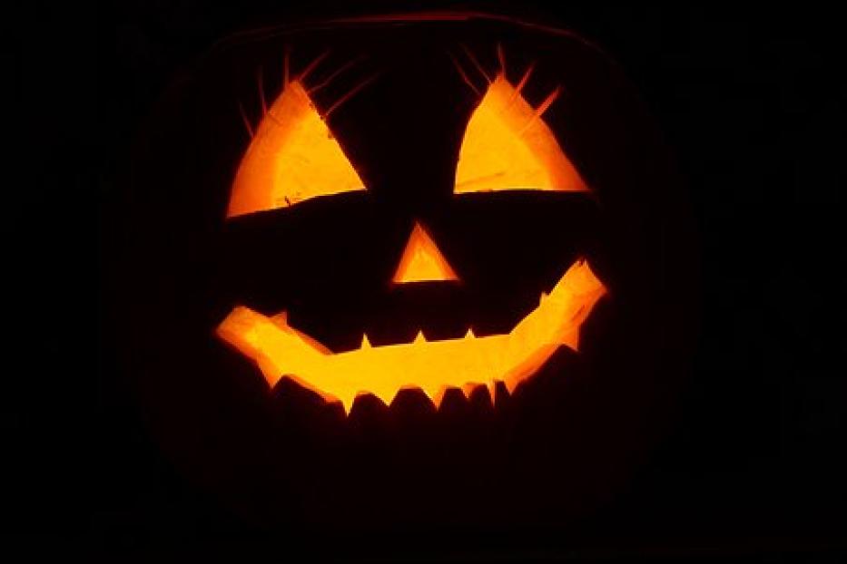 Ein leuchtender Halloween-Kürbis mit einem geschnitzten Gesicht.