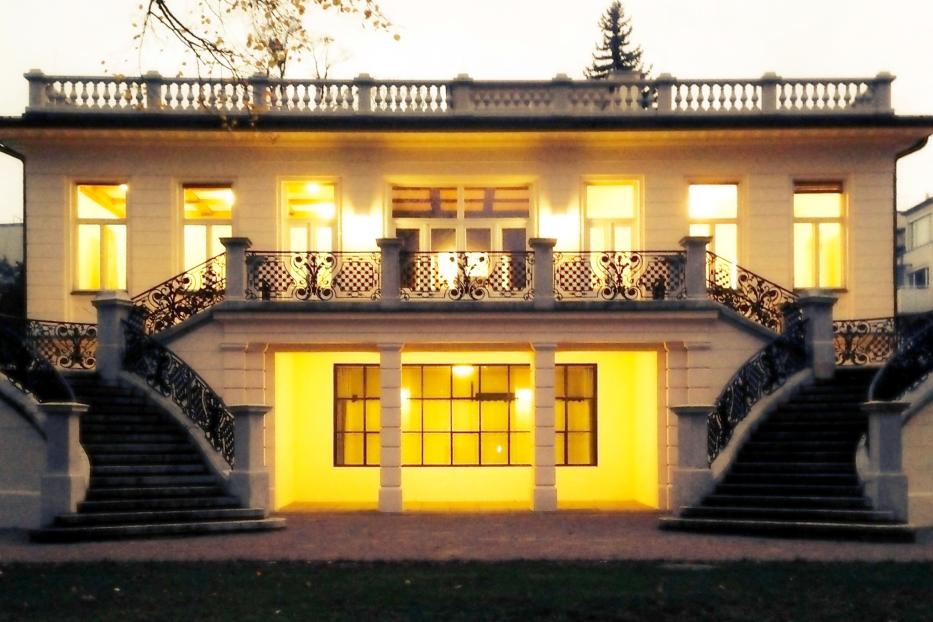 Die Klimt-Villa erstrahlt im weihnachtlichen Glanz.