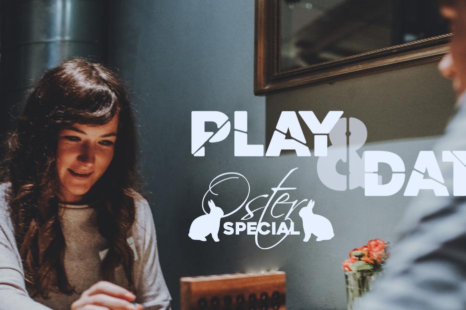 Eine Frau spielt mit einem Mann ein Spiel, beworben als „Play Date Oster Special“.