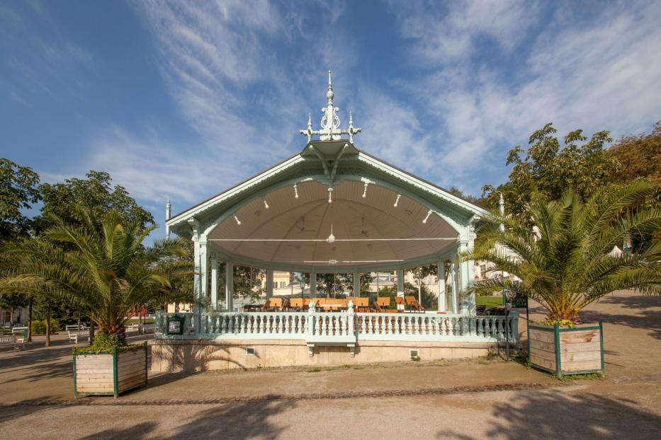 Der Pavillon im Kurpark Baden ist von Palmen umgeben.