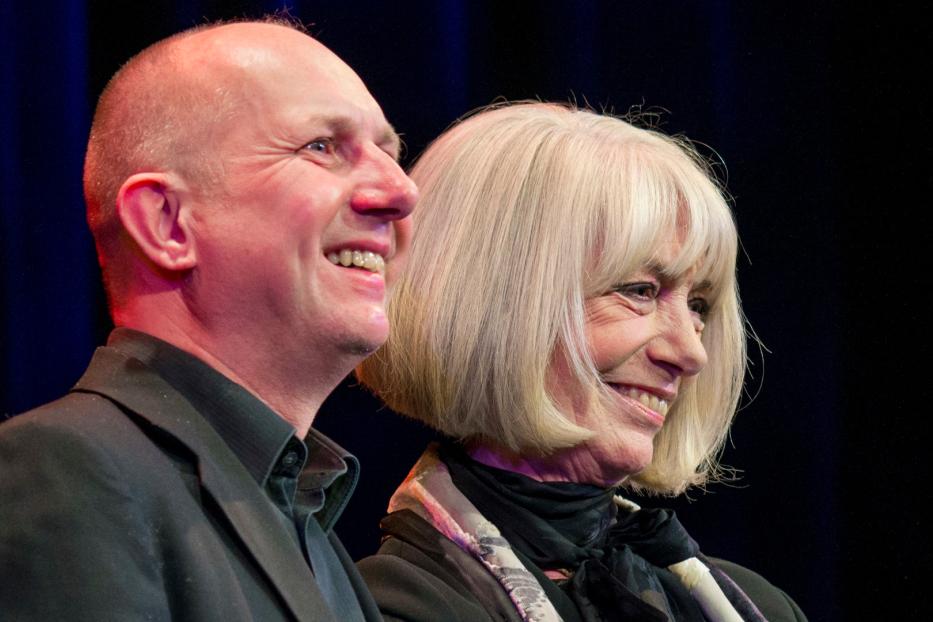 Erika Pluhar und Roland Guggenbichler lächeln auf einer Veranstaltung.